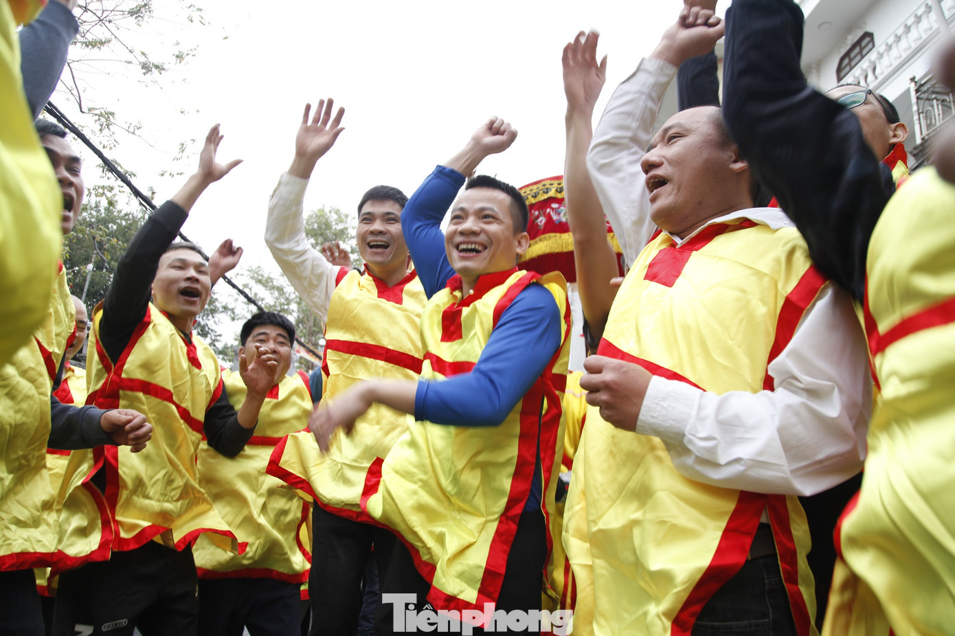 Sau mỗi hồi trống, các thanh niên reo hò vang dội “mừng pháo Nhất," "mừng pháo Nhì” tượng trưng cho tiếng pháo, mang đến không khí sôi động cho người dân tham dự lễ hội. Ảnh: Nguyễn Thắng