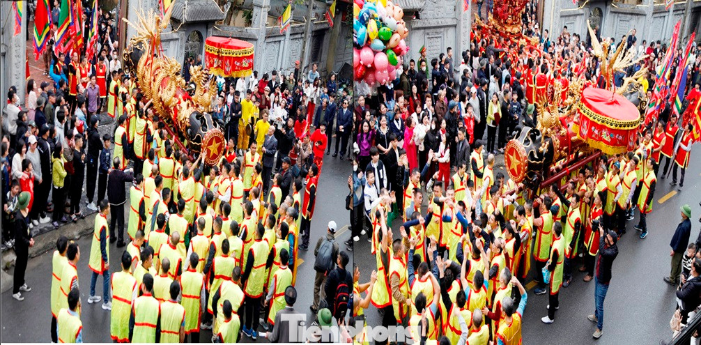 Pháo được rước từ nhà truyền thống ra đình làng Đồng Kỵ. Ảnh: Nguyễn Thắng