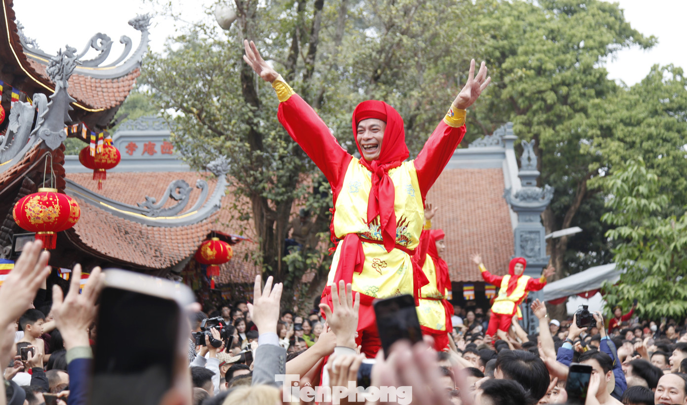 Biển người tung hô cùng ông đám. Ảnh: Nguyễn Thắng