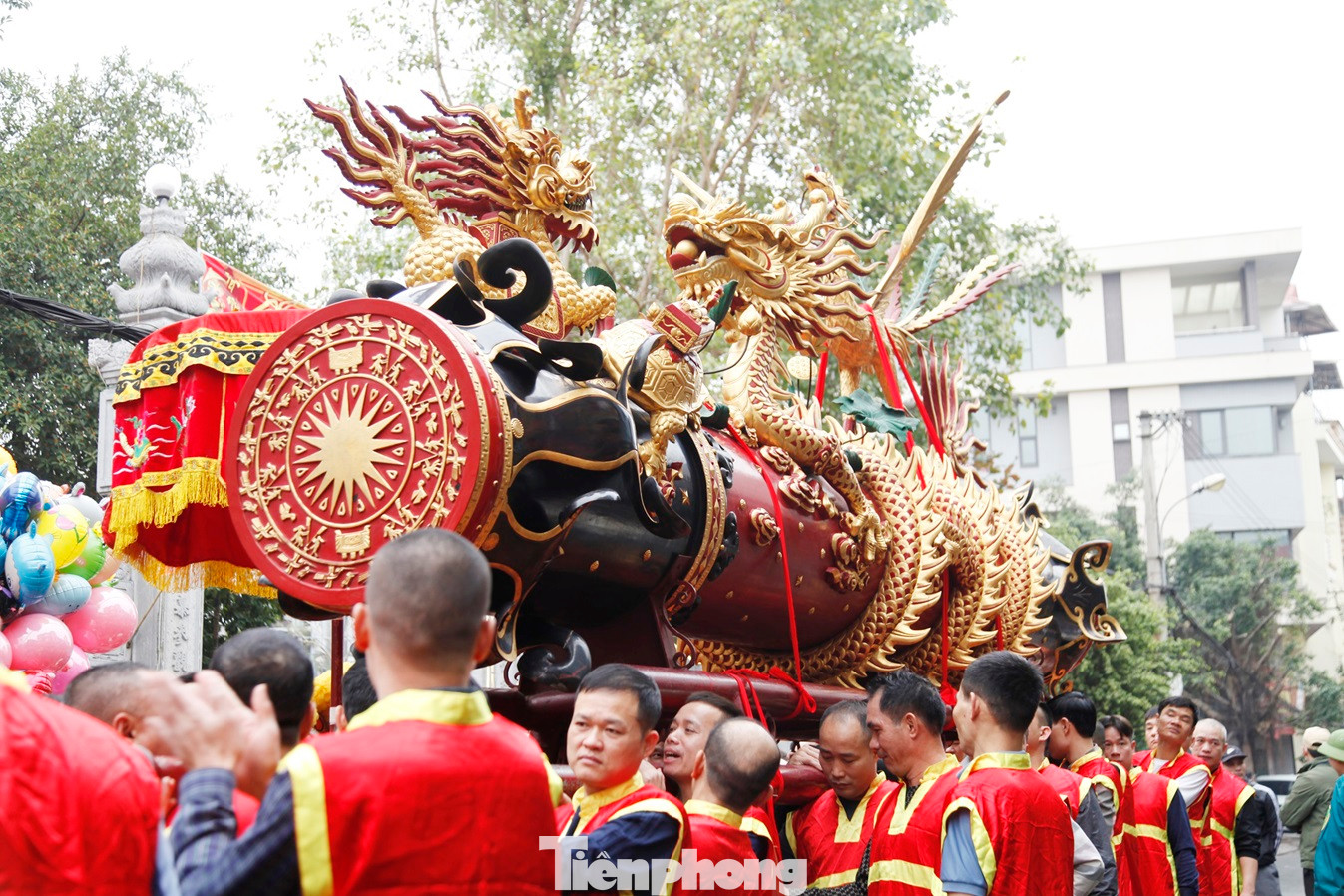 Thân pháo được chạm khắc hình Long-Lân-Quy-Phụng với mong muốn năm mới mưa thuận gió hòa. Ảnh: Nguyễn Thắng