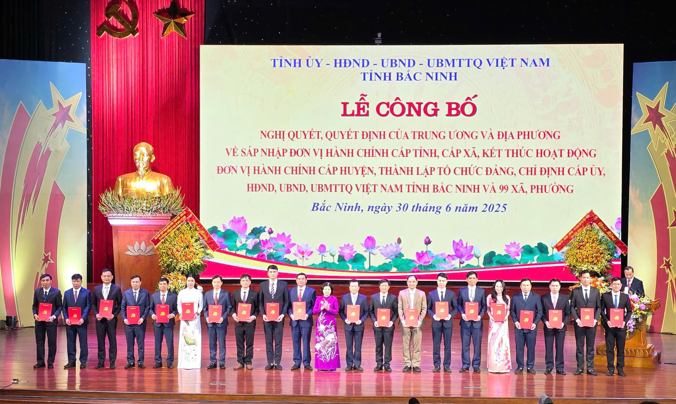 Ông Nghiêm Văn Hách (thứ 3 bên phải) nhận quyết định bổ nhiệm làm Bí thư Đảng ủy xã Tam Đa.