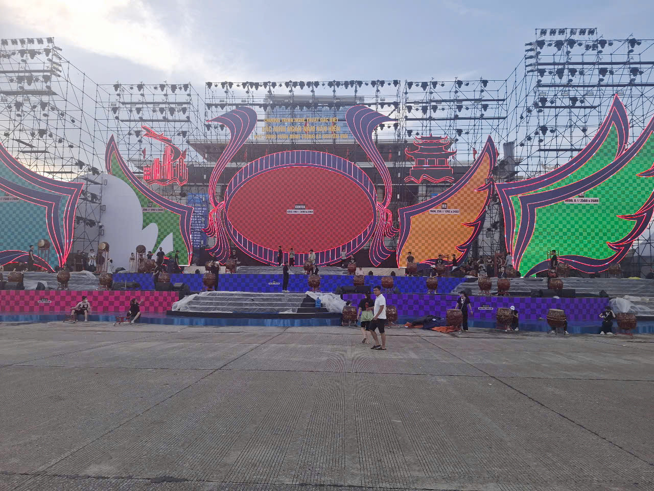 Sân khấu ở Quảng trường 3/2 (tỉnh Bắc Ninh) diễn ra chương trình nghệ thuật đặc biệt chào mừng tỉnh Bắc Ninh mới. Ảnh: Nguyễn Thắng. Sân khấu ở Quảng trường 3/2 (tỉnh Bắc Ninh) diễn ra chương trình nghệ thuật đặc biệt chào mừng tỉnh Bắc Ninh mới. Ảnh: Nguyễn Thắng.