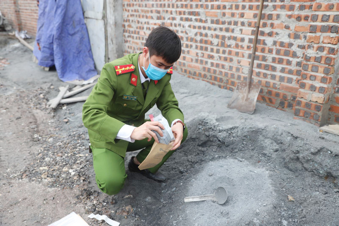 Công an tỉnh Bắc Ninh khám nghiệm hiện trường vụ đổ chất thải trái phép ở xã Đại Bái (huyện Gia Bình).