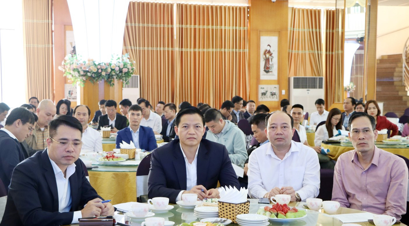 Chủ tịch tỉnh Bắc Ninh Vương Quốc Tuấn (thứ 2 bên trái) cà phê với doanh nghiệp tháo gỡ vướng mắc xây dựng nhà ở xã hội.