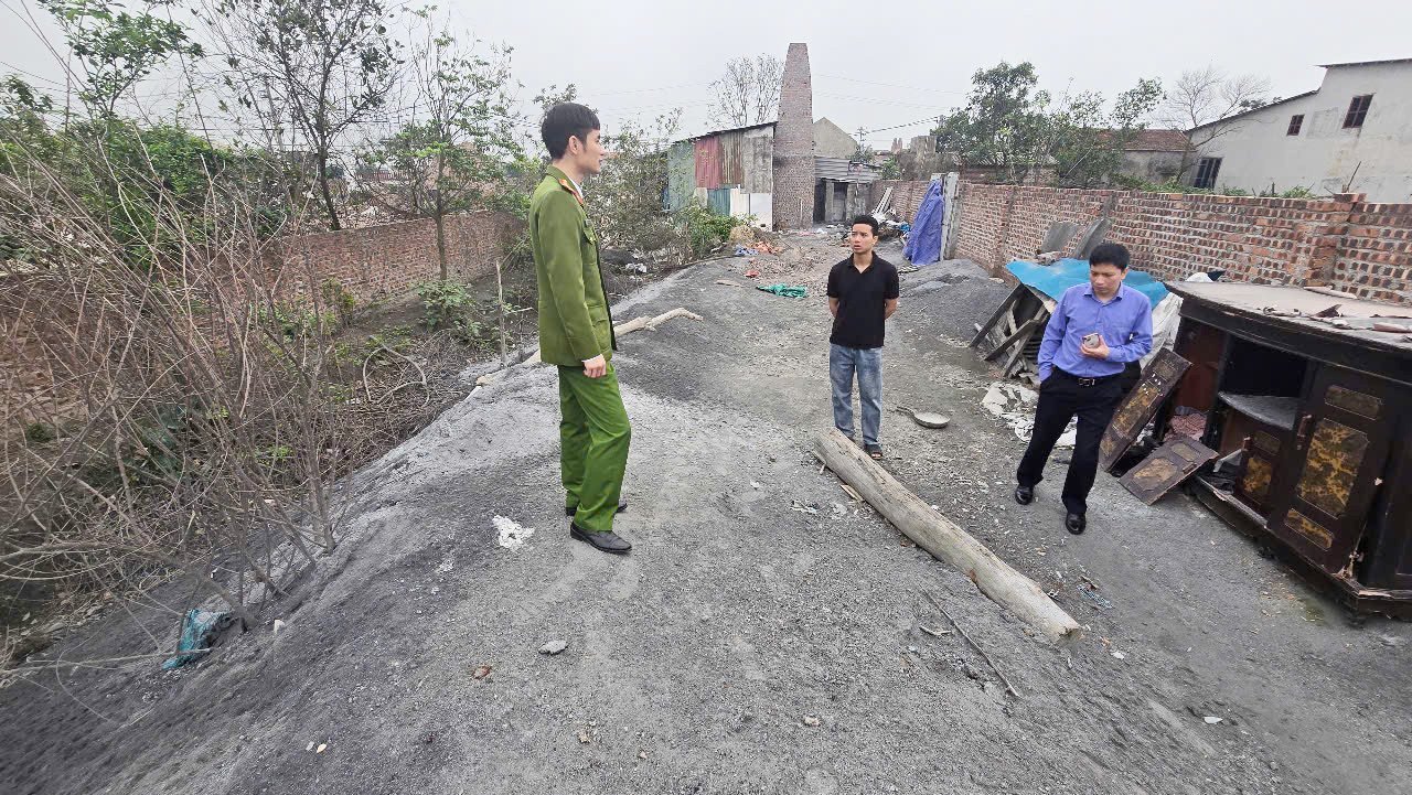 Công an tỉnh Bắc Ninh phát hiện đổ chất thải nấu nhôm trái phép ở xã Đại Bái (huyện Gia Bình).