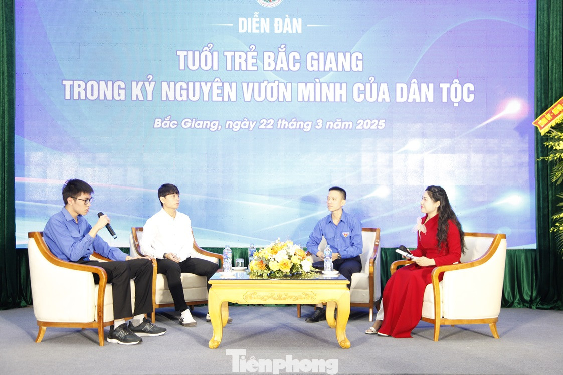 Các bạn trẻ tiêu biểu chia sẻ tại diễn đàn. Ảnh: Nguyễn Thắng