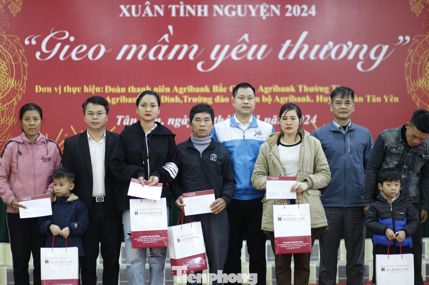 Lãnh đạo Tỉnh Đoàn Bắc Giang, nhà tài trợ và huyện Tân Yên trao quà Tết tặng hộ nghèo. Ảnh: Nguyễn Thắng