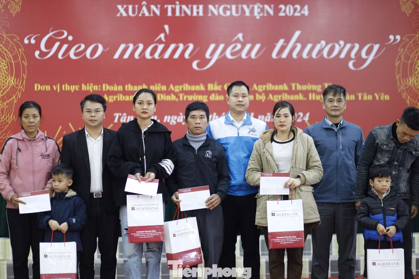 Lãnh đạo Tỉnh Đoàn Bắc Giang, nhà tài trợ và huyện Tân Yên trao quà Tết tặng hộ nghèo. Ảnh: Nguyễn Thắng