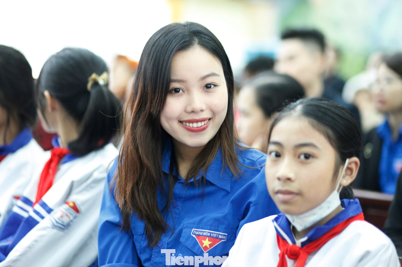 Đoàn viên tham gia trao quà tặng học sinh hộ nghèo tại chương trình. Ảnh: Nguyễn Thắng