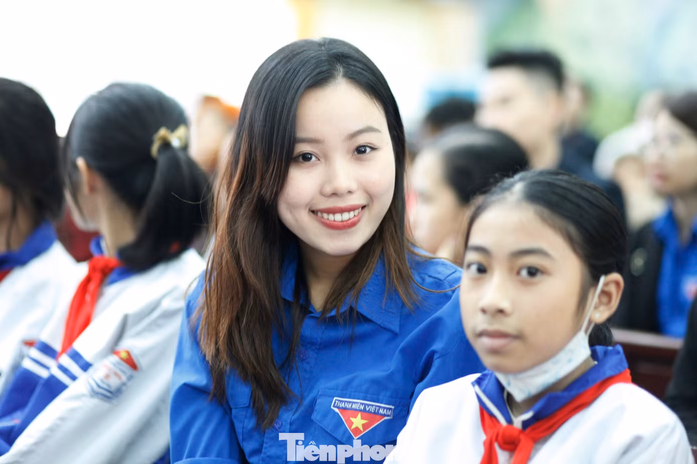 Đoàn viên tham gia trao quà tặng học sinh hộ nghèo tại chương trình. Ảnh: Nguyễn Thắng