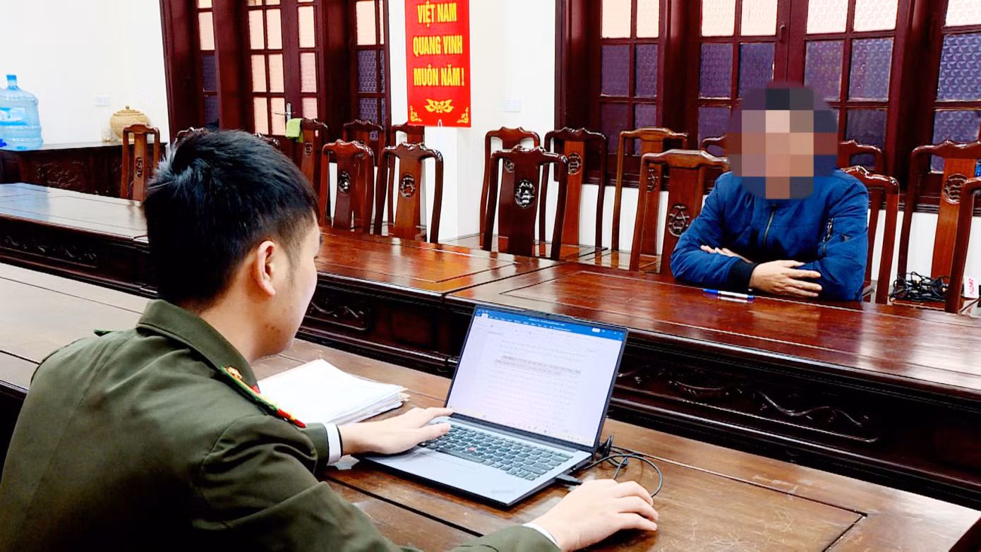 Công an Bắc Ninh làm việc với người chia sẻ thông tin sai sự thật.