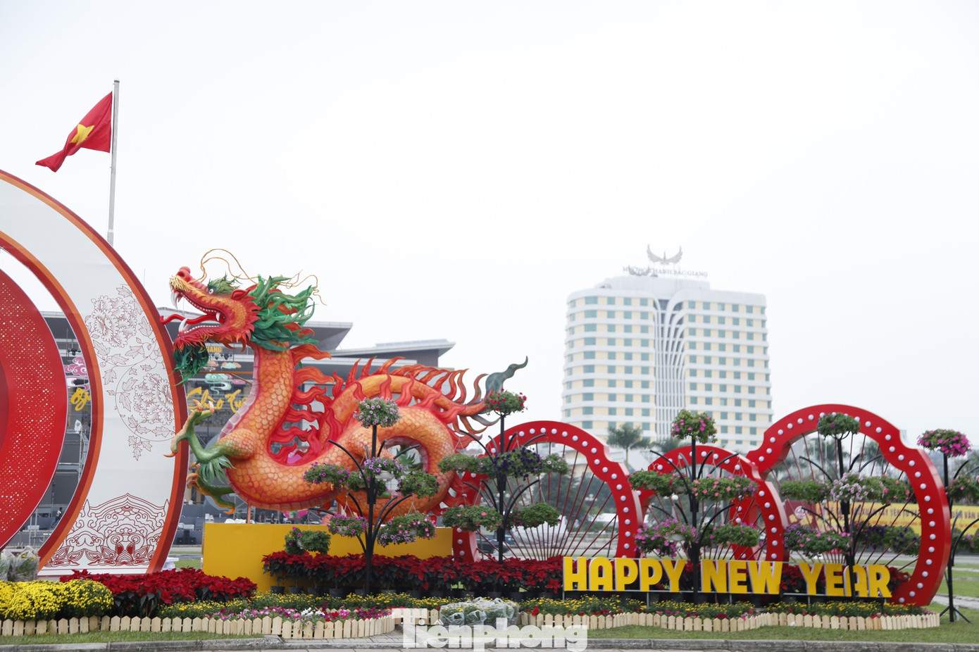 Rồng mang dáng vẻ mạnh mẽ, uy nghi song vẫn có sự uyển chuyển. Trên vị trí linh vật rồng thể hiện mốc thời gian năm 2024. Ảnh: Nguyễn Thắng.