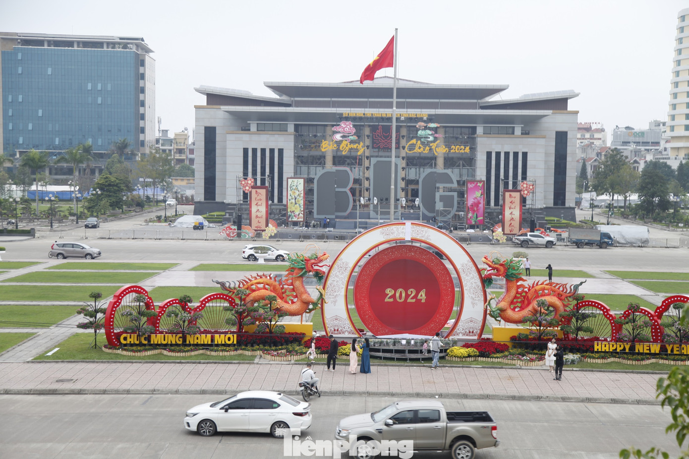 Cặp linh vật rồng chầu nguyệt ở Quảng trường 3/2 tại thành phố Bắc Giang. Ảnh: Nguyễn Thắng.