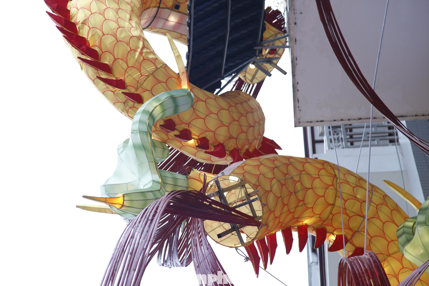 Đội thợ làm việc nhiều ngày để hoàn thiện cặp rồng. Ảnh: Nguyễn Thắng Đội thợ làm việc nhiều ngày để hoàn thiện cặp rồng. Ảnh: Nguyễn Thắng