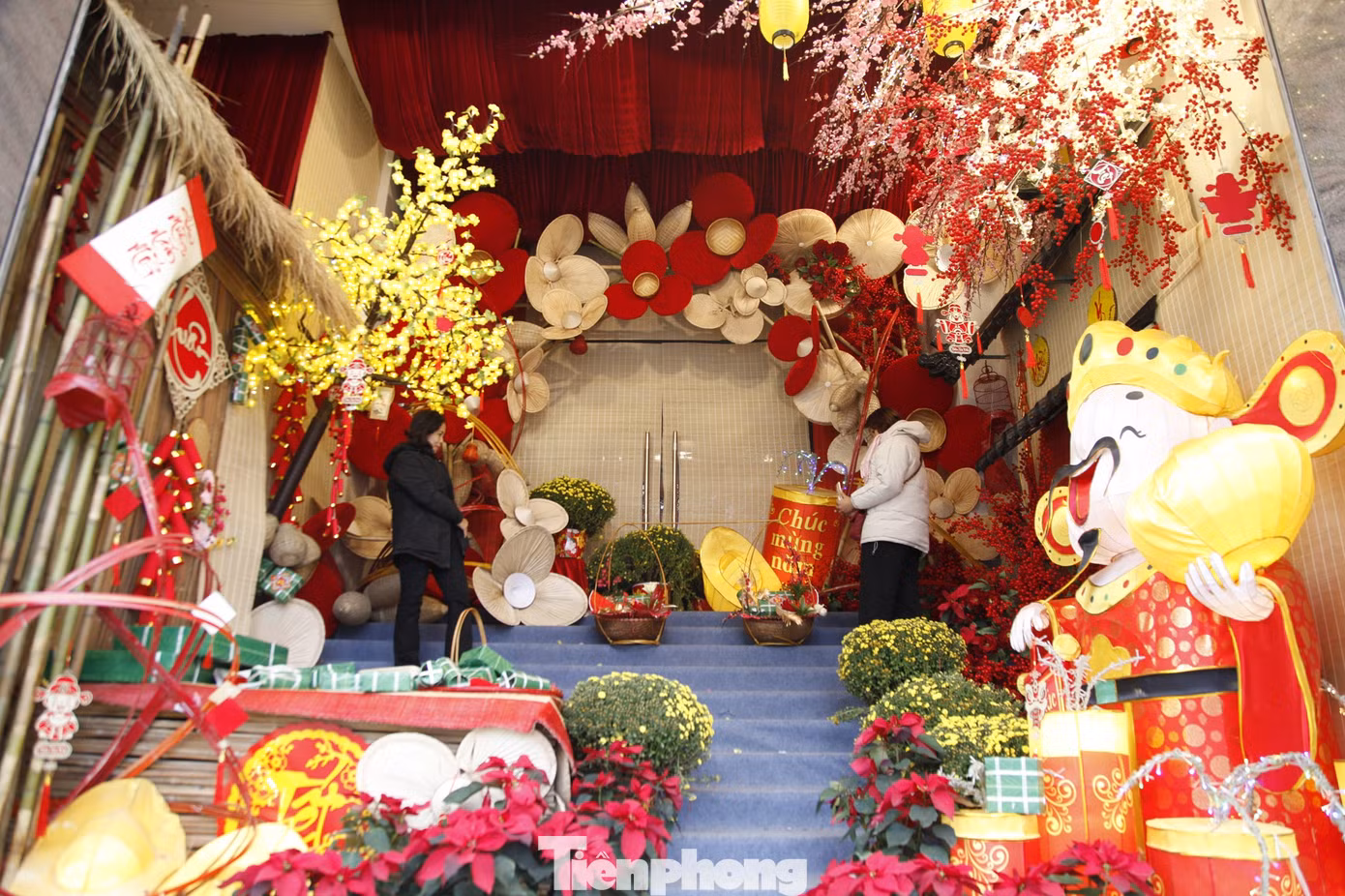 Bảo Ngọc trang trí ngôi nhà theo hướng Tết cổ truyền. Ảnh: Nguyễn Thắng