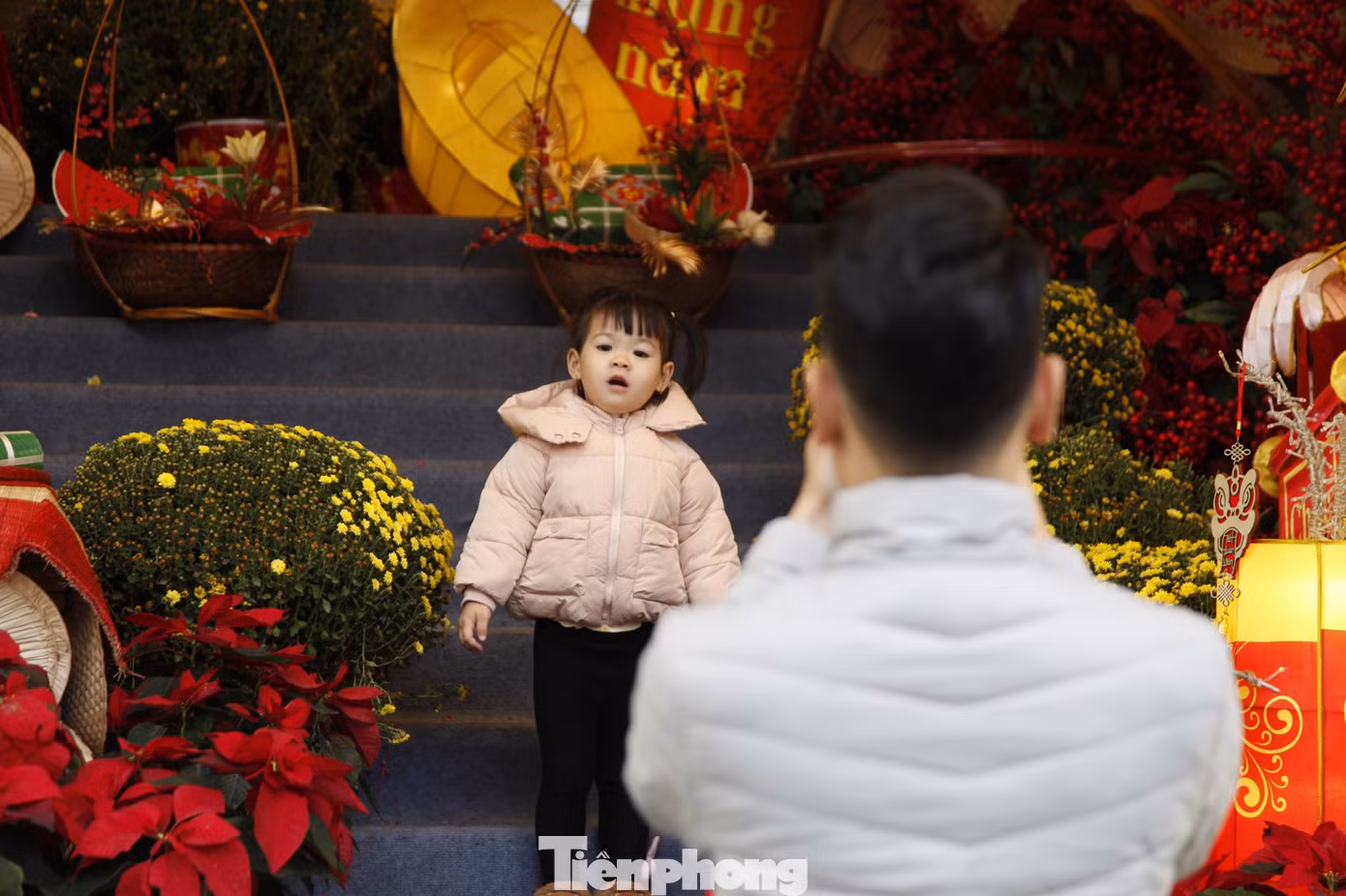 Người dân vào chụp ảnh miễn phí. Ảnh: Nguyễn Thắng