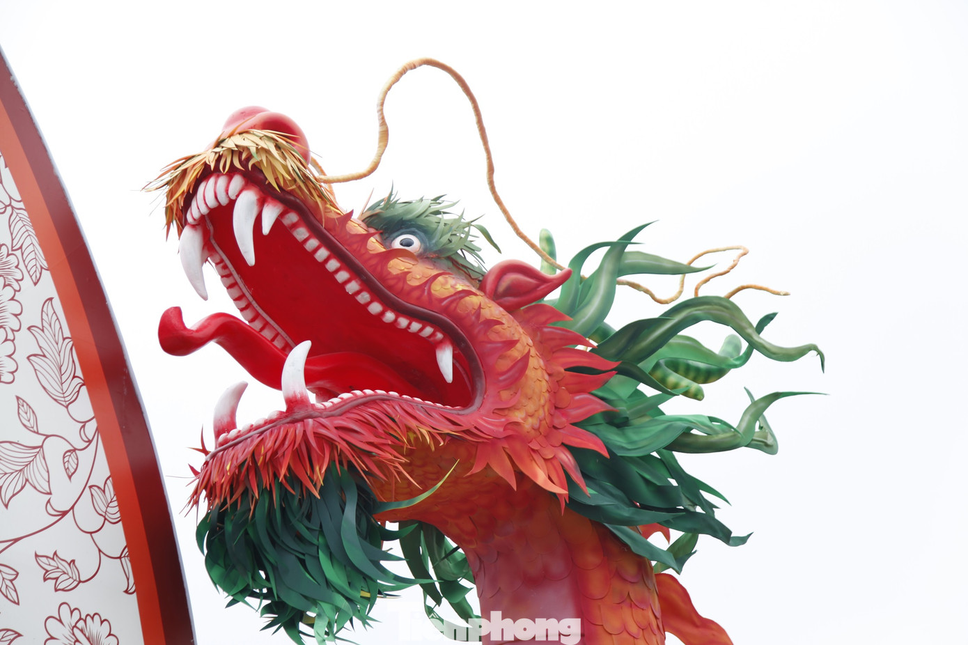 Ảnh: Nguyễn Thắng Nhiều người chụp ảnh linh vật rồng ở thành phố Bắc Giang. Ảnh: Nguyễn Thắng.