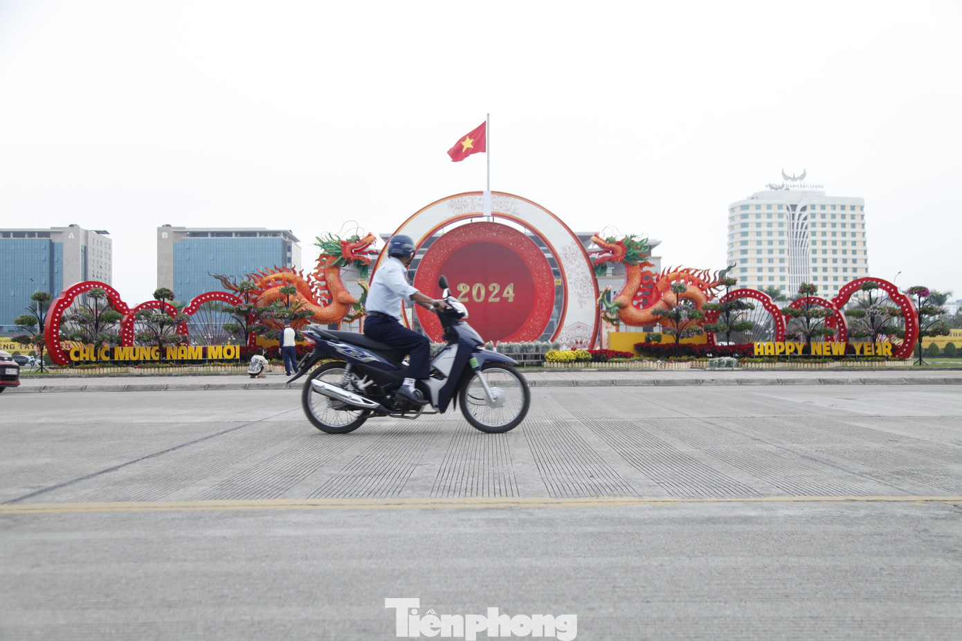 Cặp linh vật rồng thu hút sự chú ý của nhiều người. Ảnh: Nguyễn Thắng.