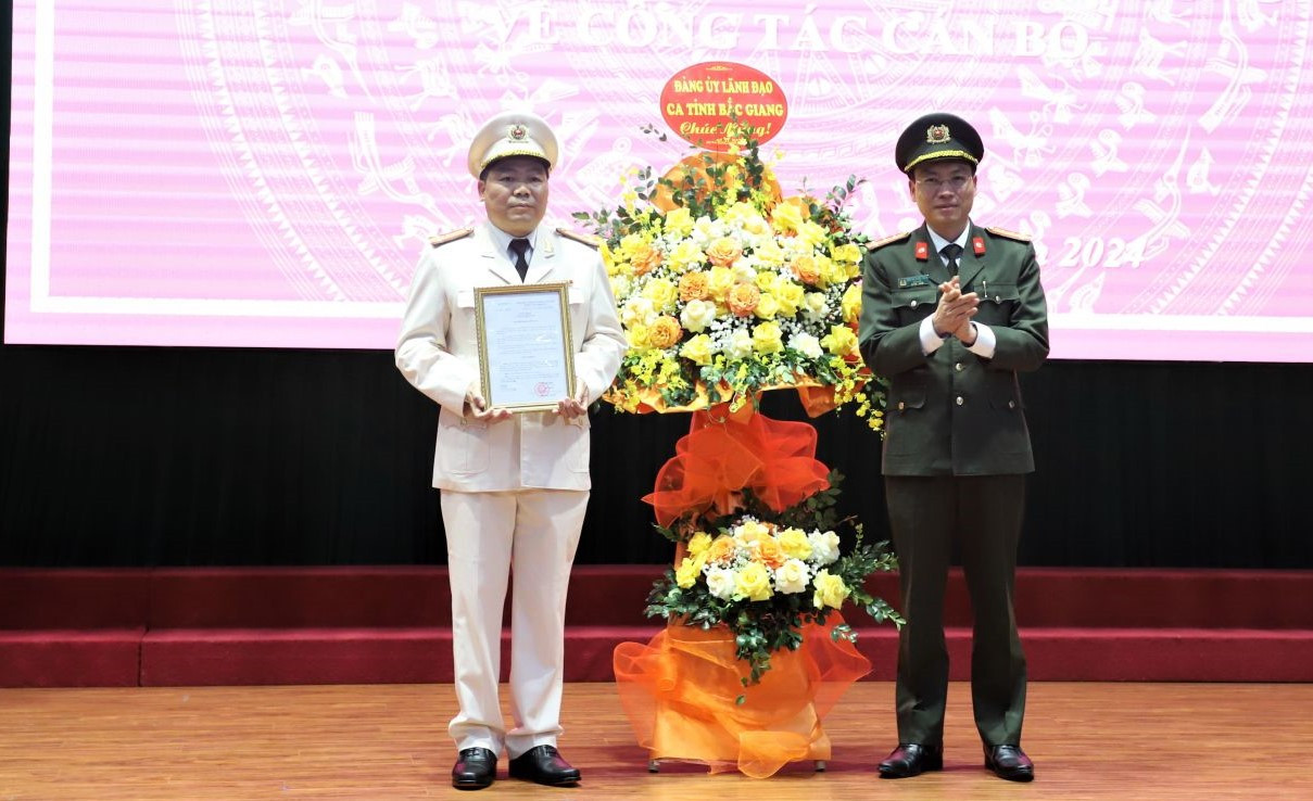Đại tá Nguyễn Quốc Toản - Giám đốc Công an tỉnh Bắc Giang (bên phải) chúc mừng Thượng tá Trần Thế Cường. Đại tá Nguyễn Quốc Toản - Giám đốc Công an tỉnh Bắc Giang (bên phải) chúc mừng Thượng tá Trần Thế Cường.