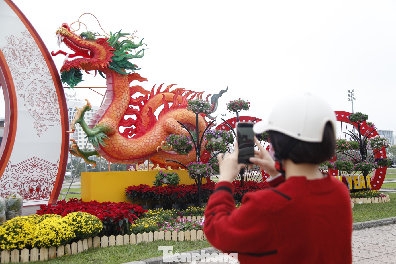 Nhiều người chụp ảnh linh vật rồng ở thành phố Bắc Giang. Ảnh: Nguyễn Thắng.