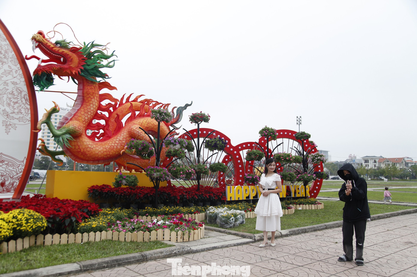 Các bạn trẻ thích thú chụp ảnh kỷ niệm tại linh vật rồng ở Bắc Giang. Ảnh: Nguyễn Thắng.