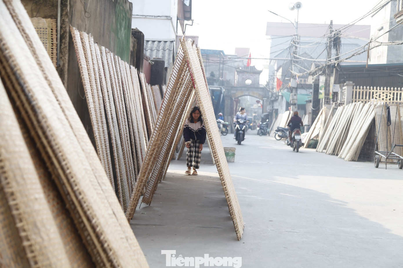 Bánh đa nem ở xã Vân Hà luôn có khách đặt mua sẵn, bởi vậy sản phẩm làm ra gần như bán hết trong ngày. Ảnh: Nguyễn Thắng.