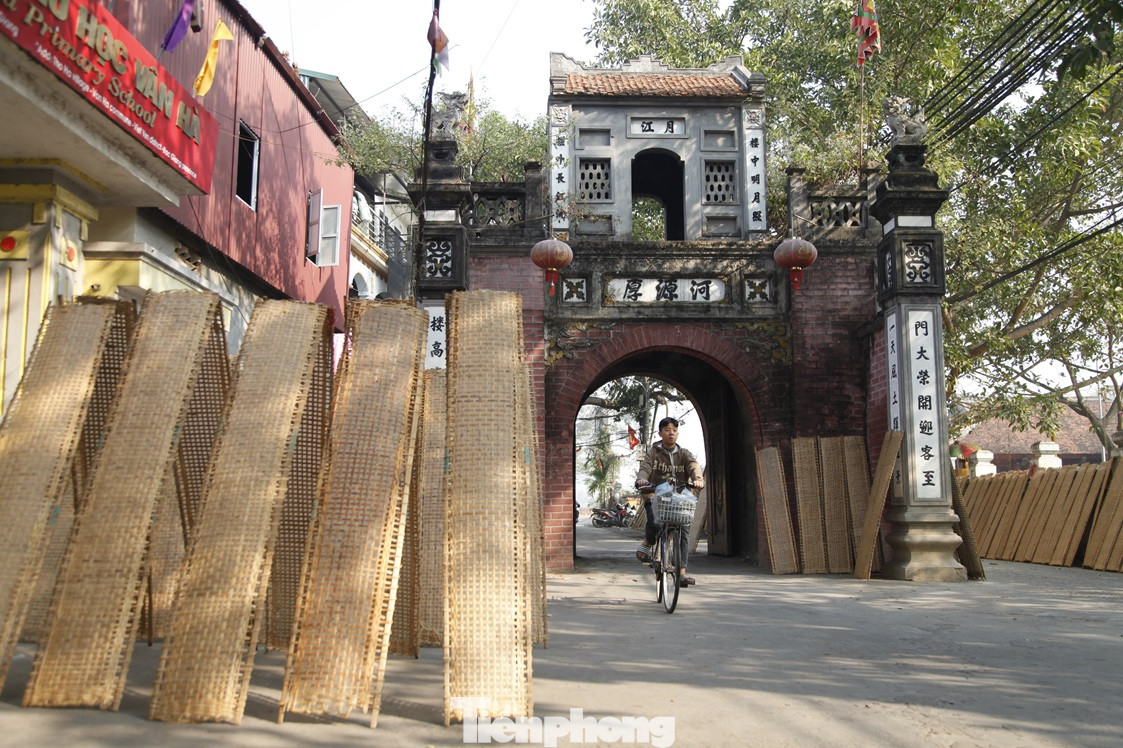 Xã Vân Hà, thị xã Việt Yên (Bắc Giang) không chỉ nổi tiếng với nấu rượu mà còn được biết đến nghề làm bánh đa nem. Ảnh: Nguyễn Thắng.