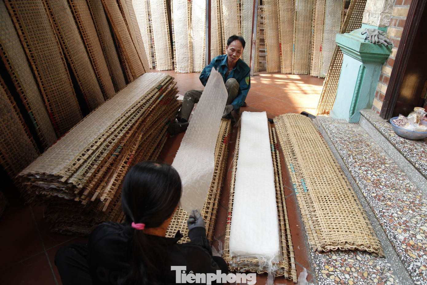 Bánh đã nem sau khi phơi khô được bóc ra, rồi cắt thành sản phẩm đóng gói cho khách hàng. Ảnh: Nguyễn Thắng.