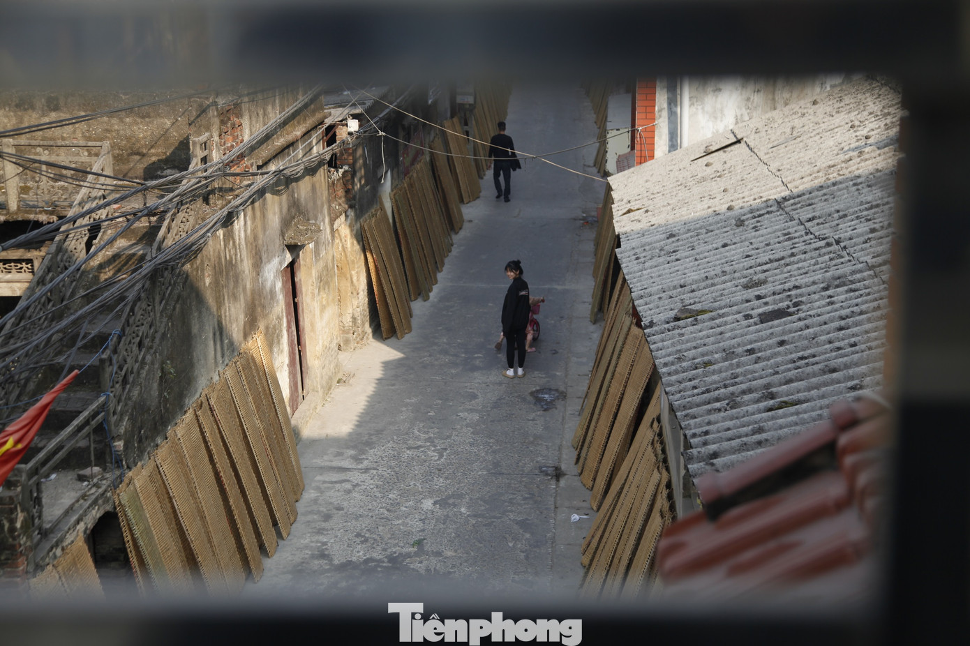 Trao đổi với PV Tiền Phong, lãnh đạo UBND xã Vân Hà cho biết cả xã có hơn 600 hộ làm nghề bánh đa nem: Ảnh: Nguyễn Thắng.