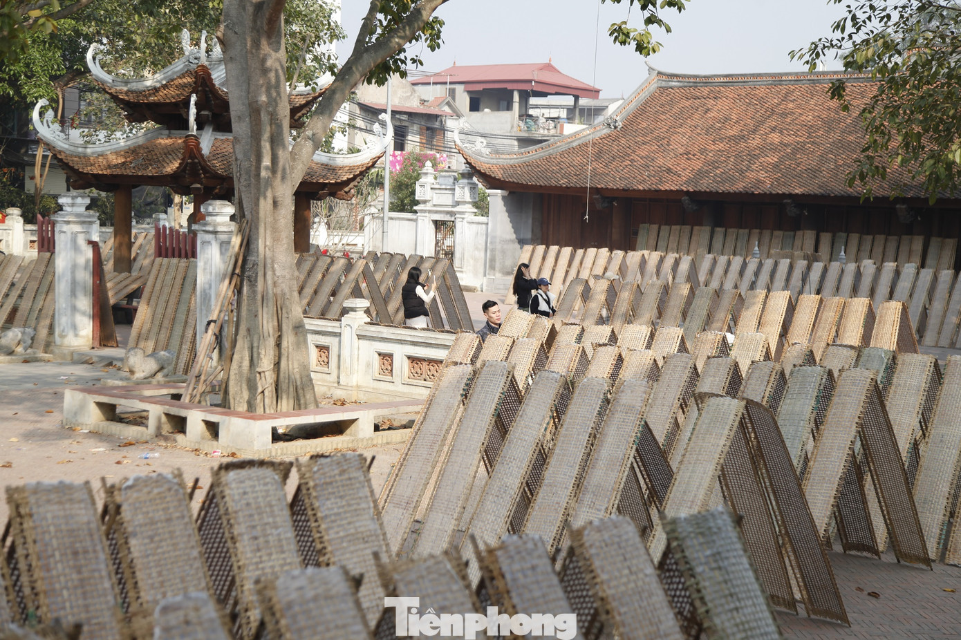 Người làm bánh đa nem ở xã Vân Hà đang hối hả vào vụ Tết. Ảnh: Nguyễn Thắng