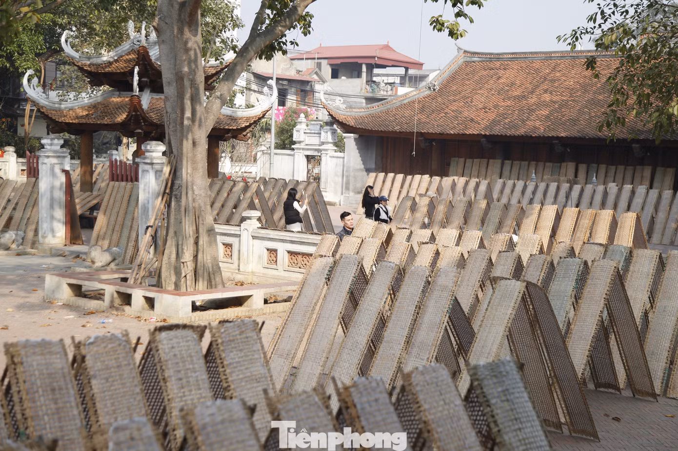 Người làm bánh đa nem ở xã Vân Hà đang hối hả vào vụ Tết. Ảnh: Nguyễn Thắng