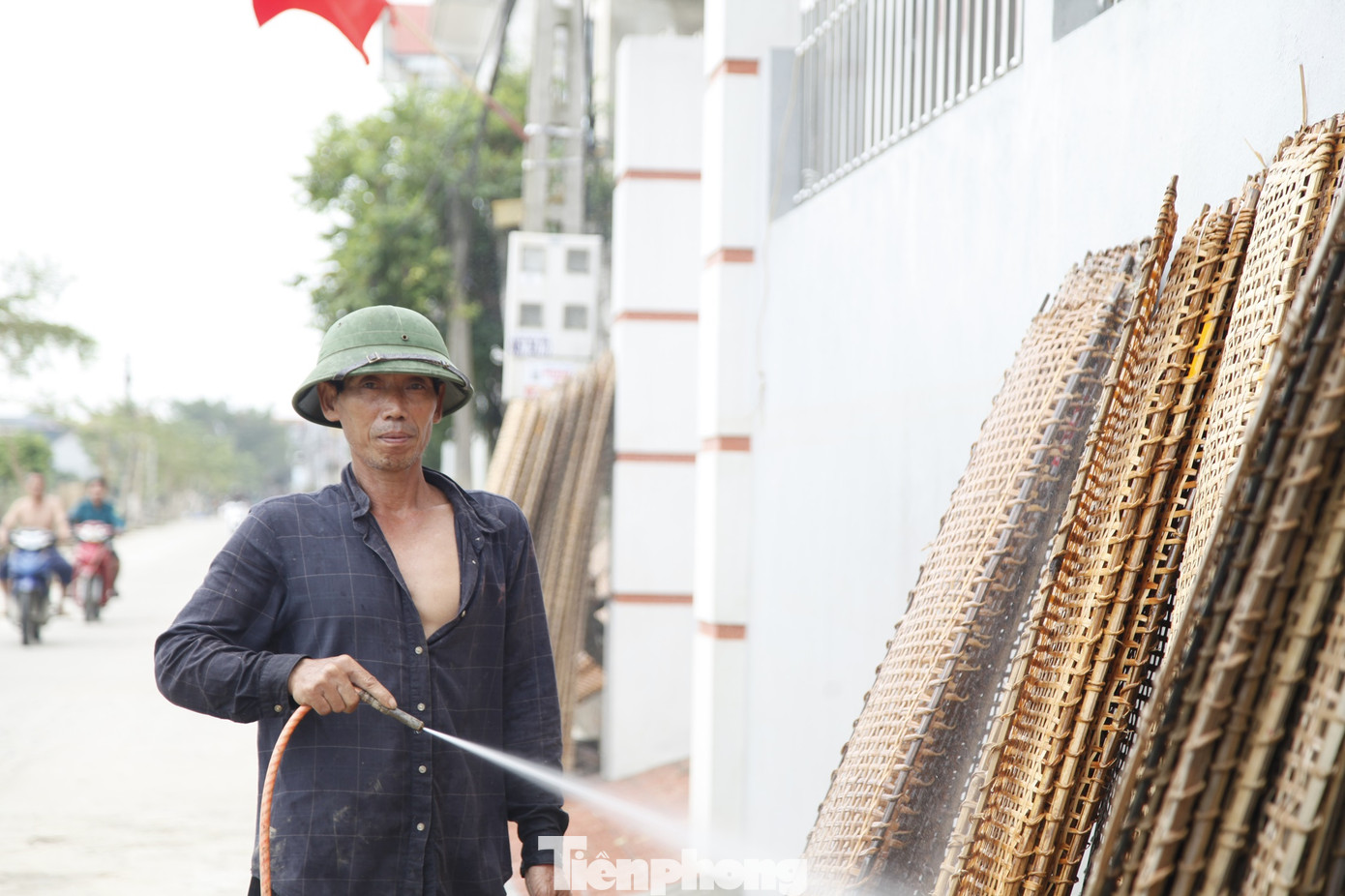 Người dân xã Vân Hà cọ rửa đồ nghề để làm bánh đa nem khi nước lũ rút. Ảnh: Nguyễn Thắng.