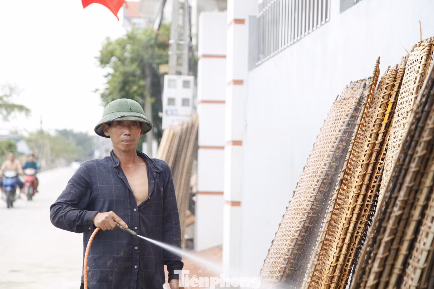 Người dân xã Vân Hà cọ rửa đồ nghề để làm bánh đa nem khi nước lũ rút. Ảnh: Nguyễn Thắng.