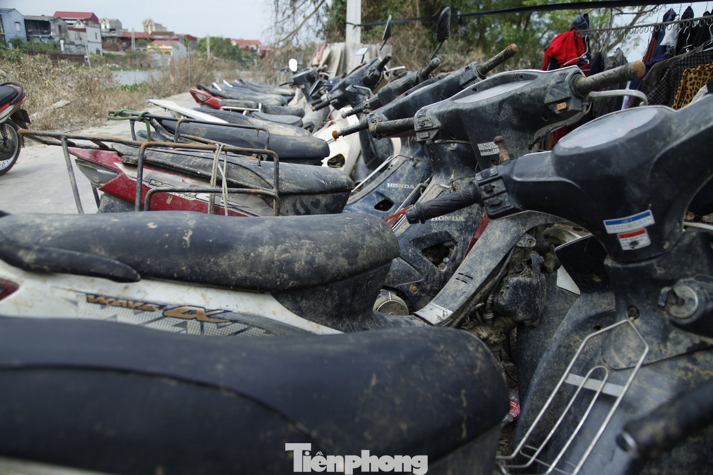 Nước lũ làm cho hàng trăm xe máy của người xã Vân Hà bị ngập nước và hư hỏng. Ảnh: Nguyễn Thắng.