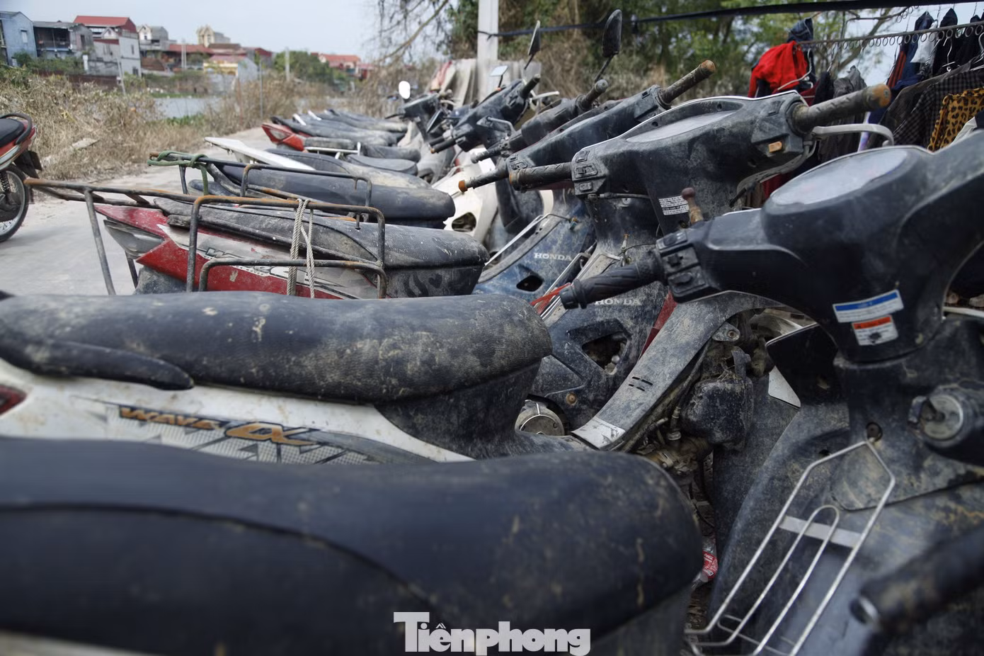 Nước lũ làm cho hàng trăm xe máy của người xã Vân Hà bị ngập nước và hư hỏng. Ảnh: Nguyễn Thắng.