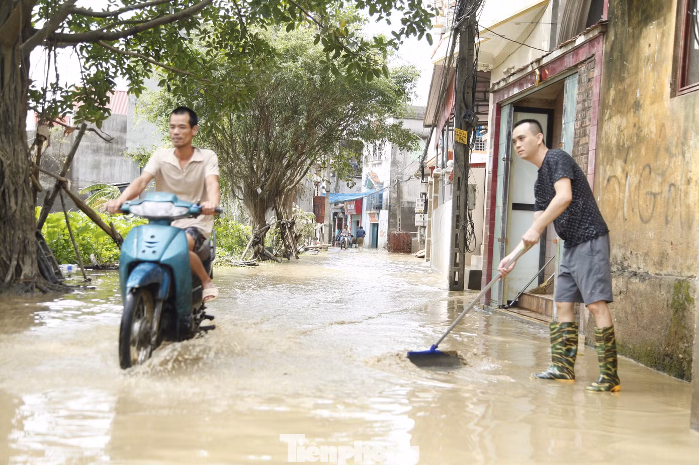 Phóng viên báo Tiền Phong có mặt tại xã Vân Hà (thị xã Việt Yên, Bắc Giang) khi nước lũ bắt đầu rút. Xã Vân Hà có nghề truyền thống nấu rượu, làm bánh đa nem có tuổi đời hàng trăm năm. Sáng 10/9, Thủ tướng Phạm Minh Chính về thăm và tặng quà bà con xã Vân Hà bị ngập trong lũ. Ảnh: Nguyễn Thắng.