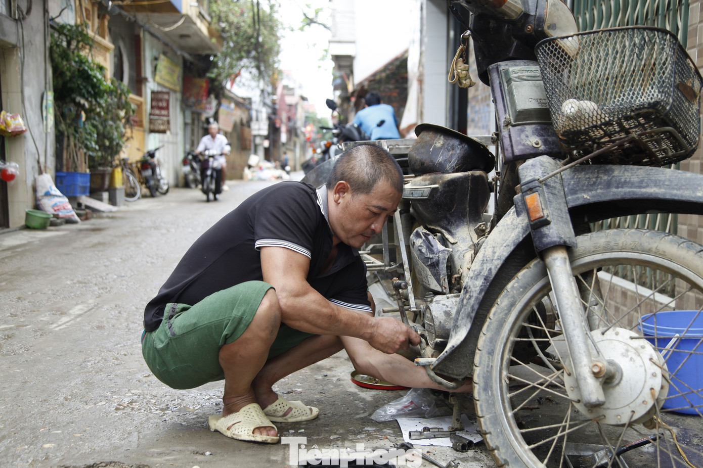 Ngay sau khi nước lũ rút, người dân đưa xe máy đi sửa chữa để phục vụ công việc làng nghề và cuộc sống. Ảnh: Nguyễn Thắng.
