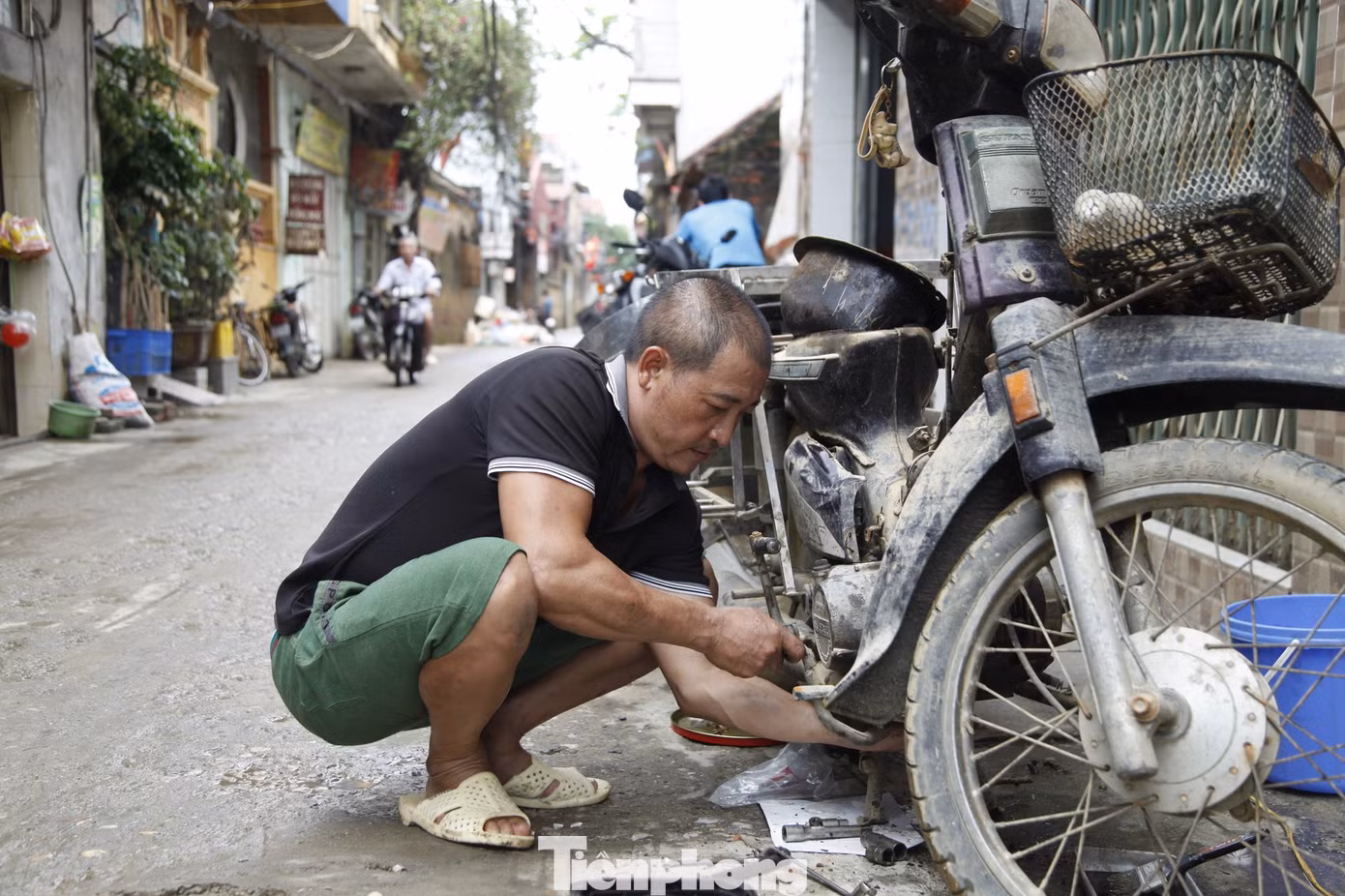 Ngay sau khi nước lũ rút, người dân đưa xe máy đi sửa chữa để phục vụ công việc làng nghề và cuộc sống. Ảnh: Nguyễn Thắng.