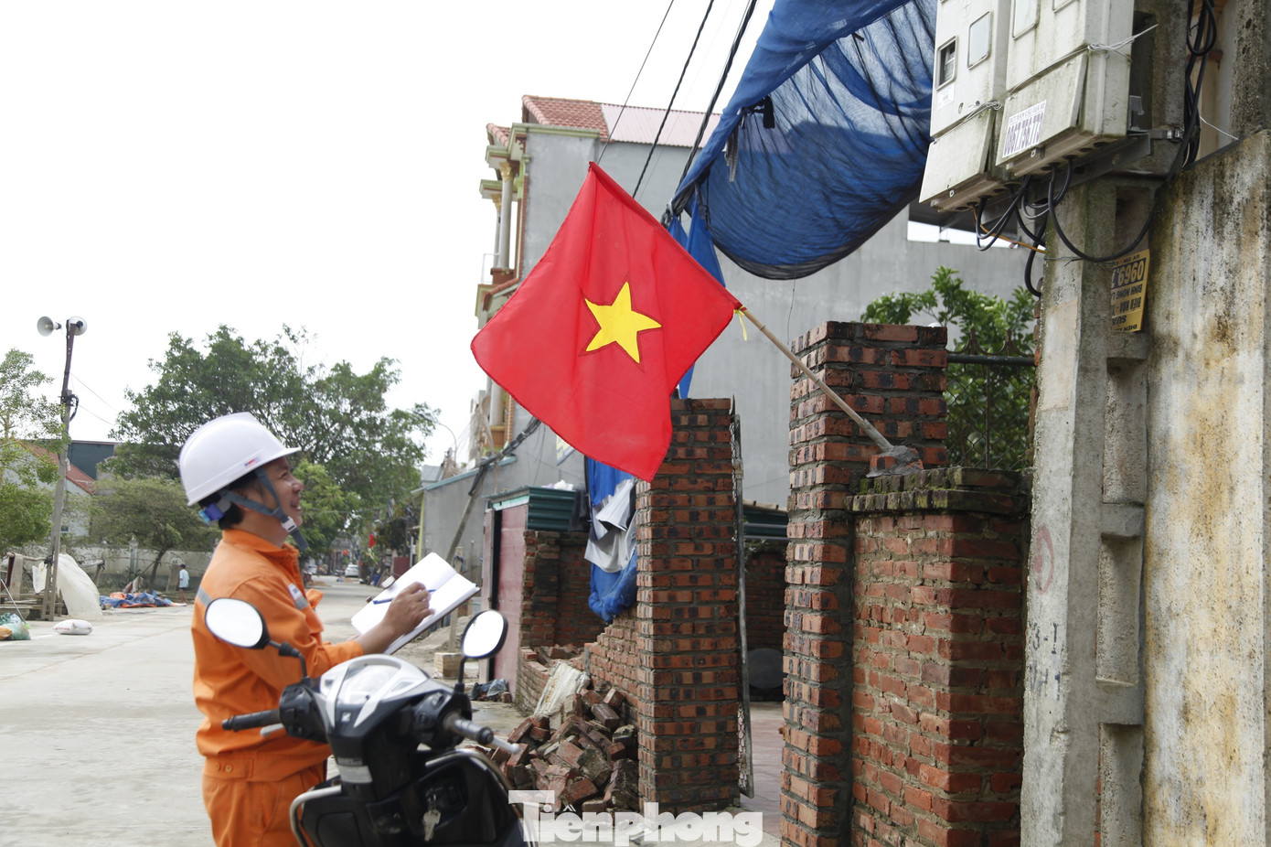 Nước lũ rút, ngành điện khẩn trương khắc phục hư hỏng hệ thống để sớm cung cấp điện cho người dân xã Vân Hà ổn định cuộc sống và sản xuất trở lại. Thị xã Việt Yên phấn đấu cuối tuần này, toàn xã Vân Hà có điện trở lại. Ảnh: Nguyễn Thắng.