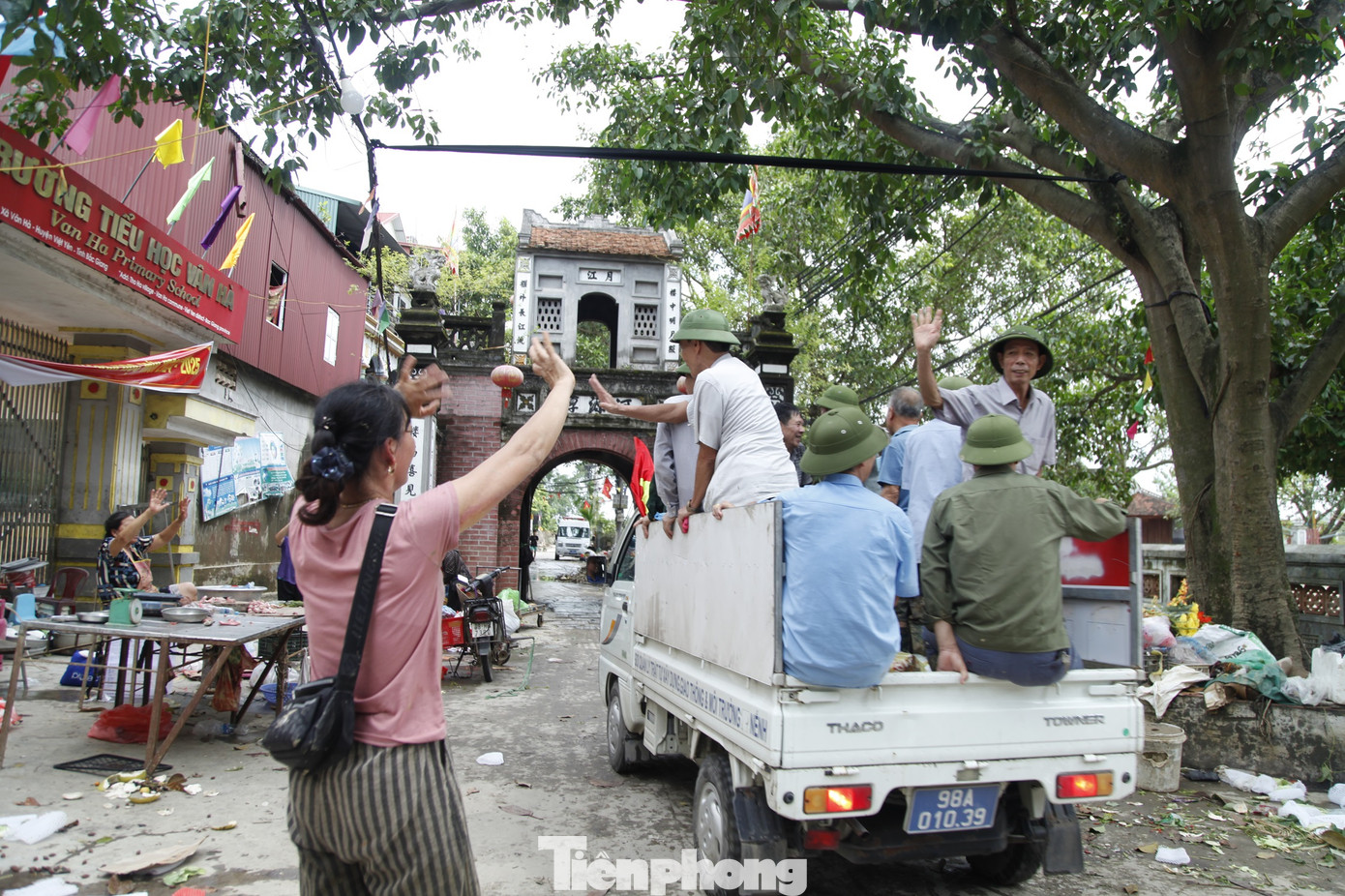 Người dân xã Vân Hà cảm ơn và chào tạm biệt các tình nguyện viên đến hỗ trợ thu dọn khi nước lũ rút. Ảnh: Nguyễn Thắng.