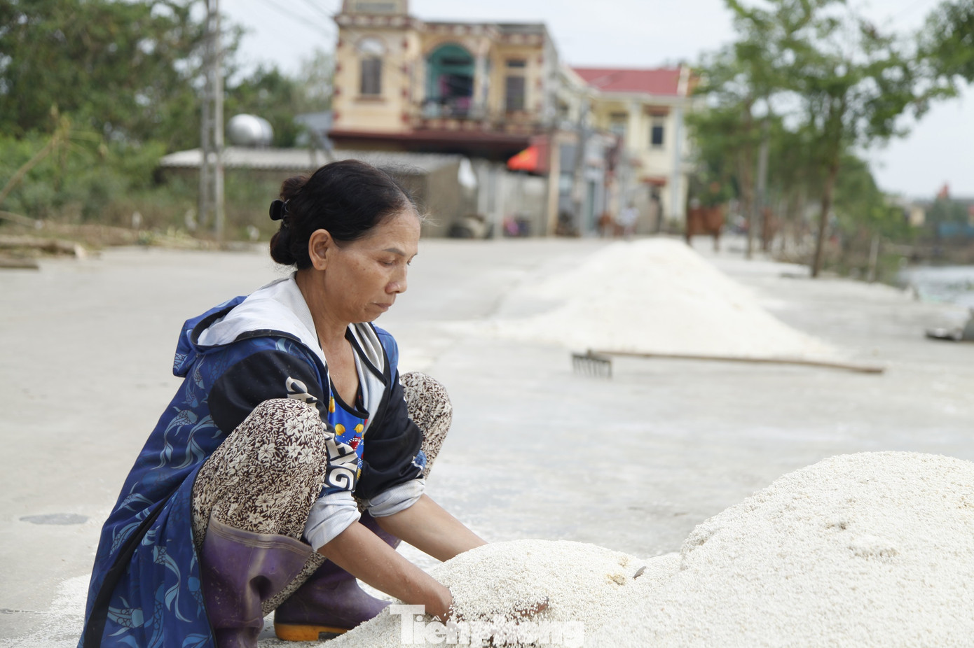 Nước lũ tràn vào nhà khiến gạo của người dân xã Vân Hà dự trữ để làm bánh đa nem bị ngập nước nhiều ngày và hỏng. Ảnh: Nguyễn Thắng.