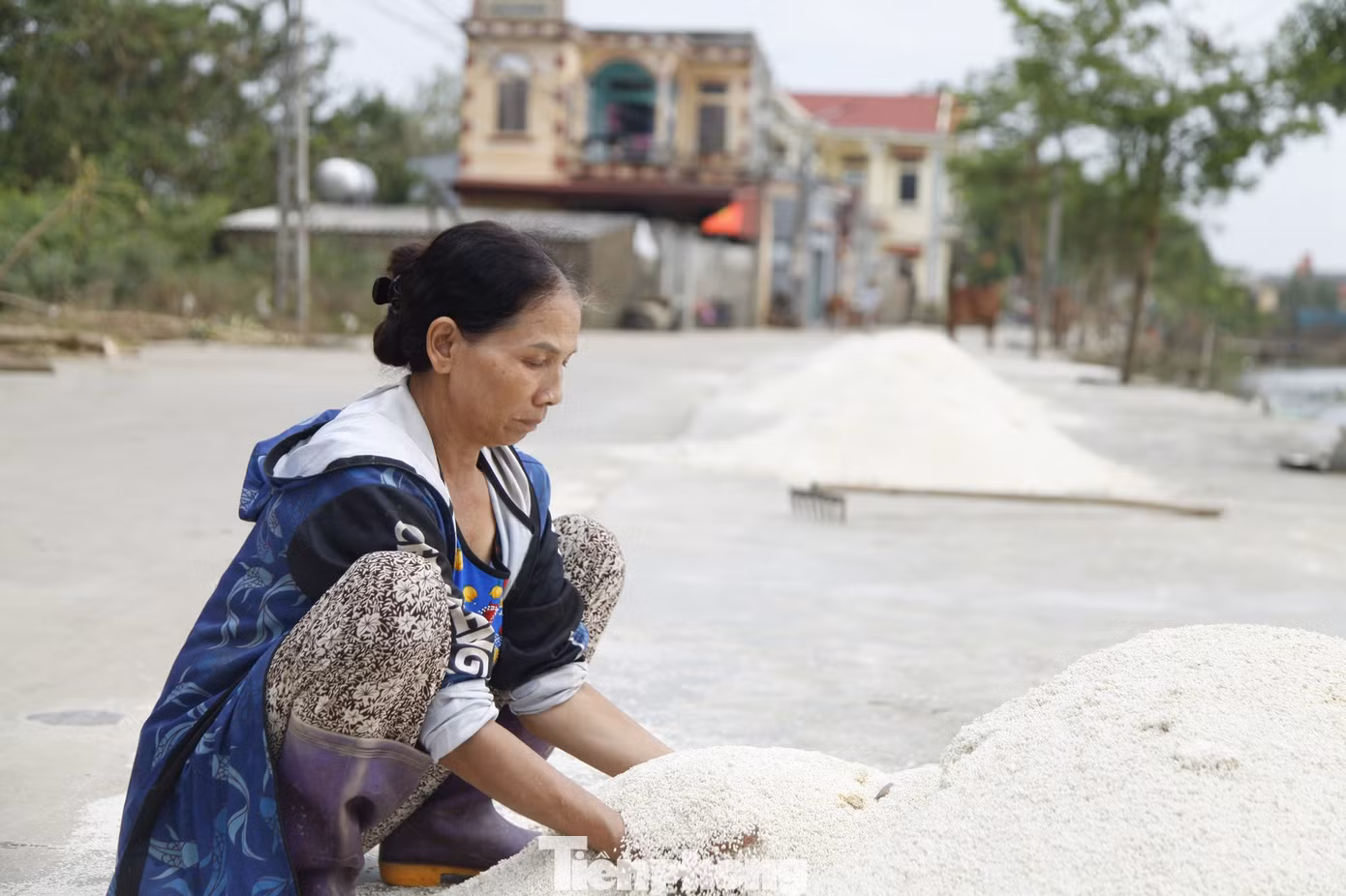 Nước lũ tràn vào nhà khiến gạo của người dân xã Vân Hà dự trữ để làm bánh đa nem bị ngập nước nhiều ngày và hỏng. Ảnh: Nguyễn Thắng.