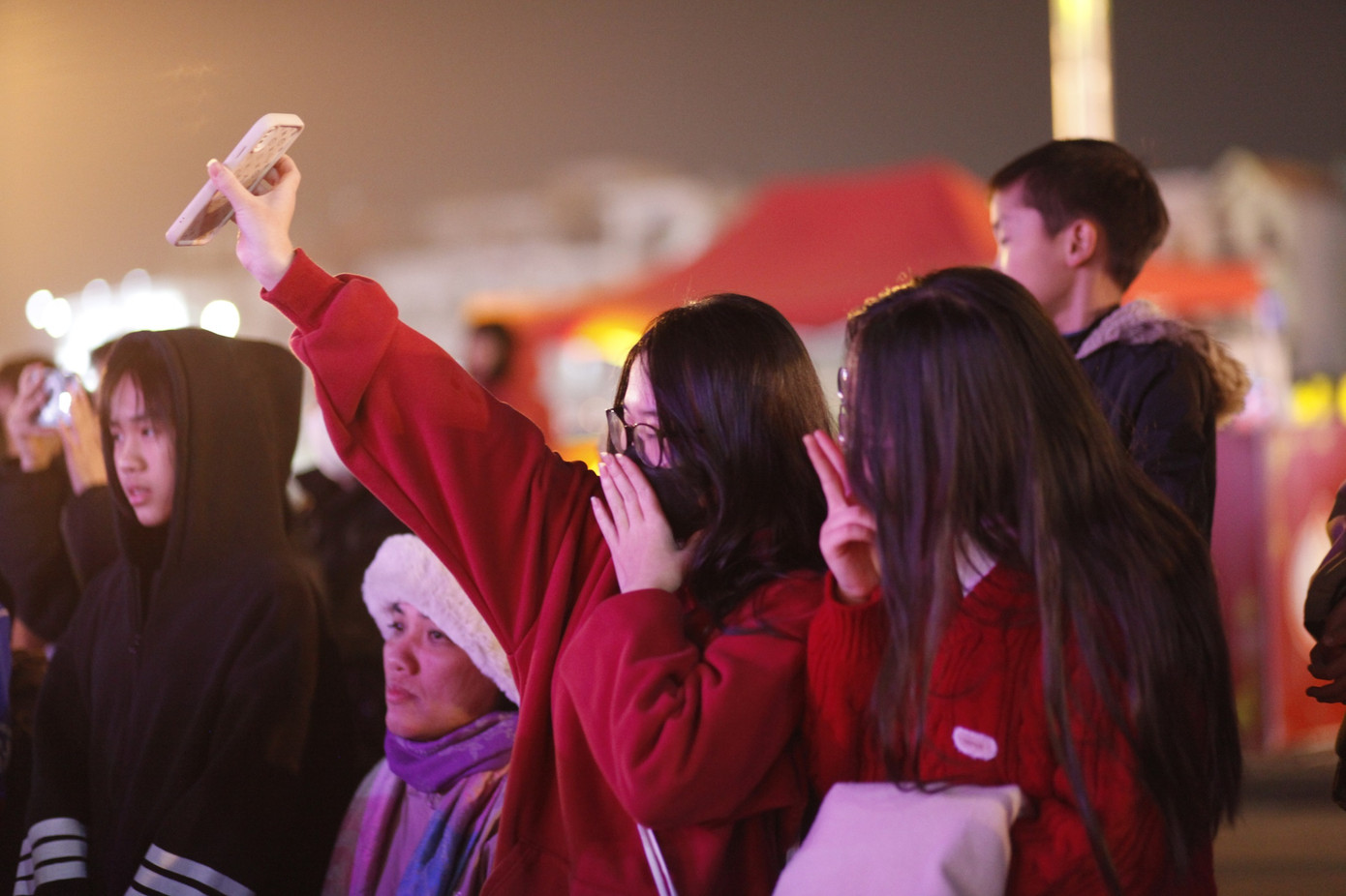 Bạn trẻ hồ hởi đón năm mới. Ảnh: Nguyễn Thắng Bạn trẻ hồ hởi đón năm mới. Ảnh: Nguyễn Thắng