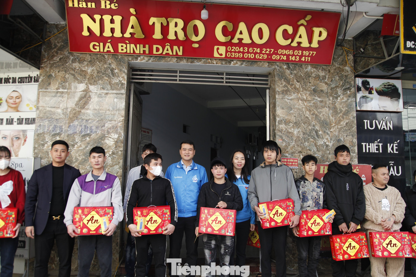 Lãnh đạo Hội LHTN tỉnh Bắc Giang và Thị Đoàn Việt Yên chụp ảnh kỉ niệm cùng thanh niên xa quê. Ảnh: Nguyễn Thắng Lãnh đạo Hội LHTN tỉnh Bắc Giang và Thị Đoàn Việt Yên chụp ảnh kỉ niệm cùng thanh niên xa quê. Ảnh: Nguyễn Thắng