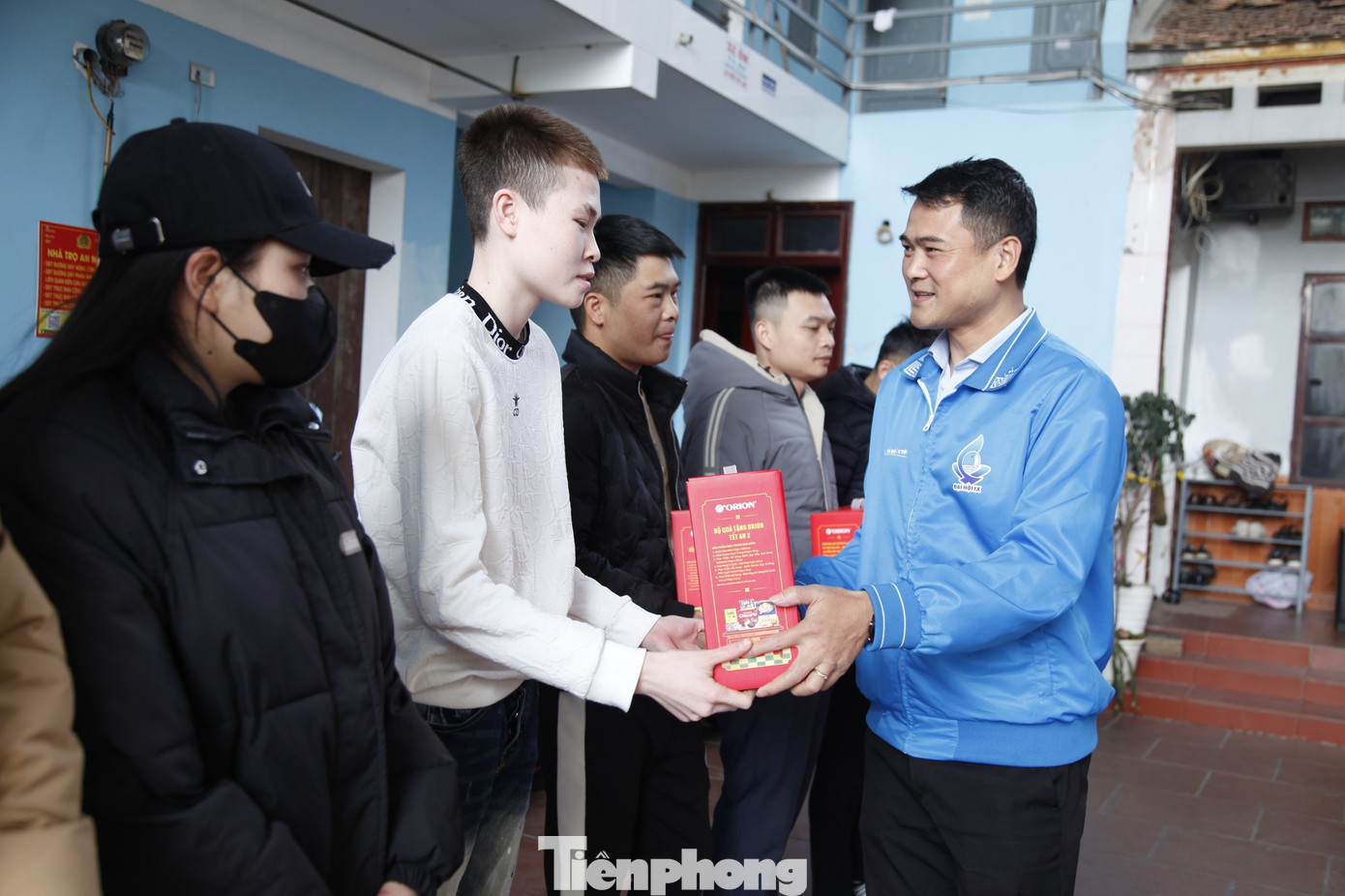 Anh Hoàng Văn Quân – Phó Chủ tịch Hội LHTN tỉnh Bắc Giang trao quà Tết tặng công nhân xa quê ở lại Bắc Giang ăn Tết. Ảnh: Nguyễn Thắng Anh Hoàng Văn Quân – Phó Chủ tịch Hội LHTN tỉnh Bắc Giang trao quà Tết tặng công nhân xa quê ở lại Bắc Giang ăn Tết. Ảnh: Nguyễn Thắng