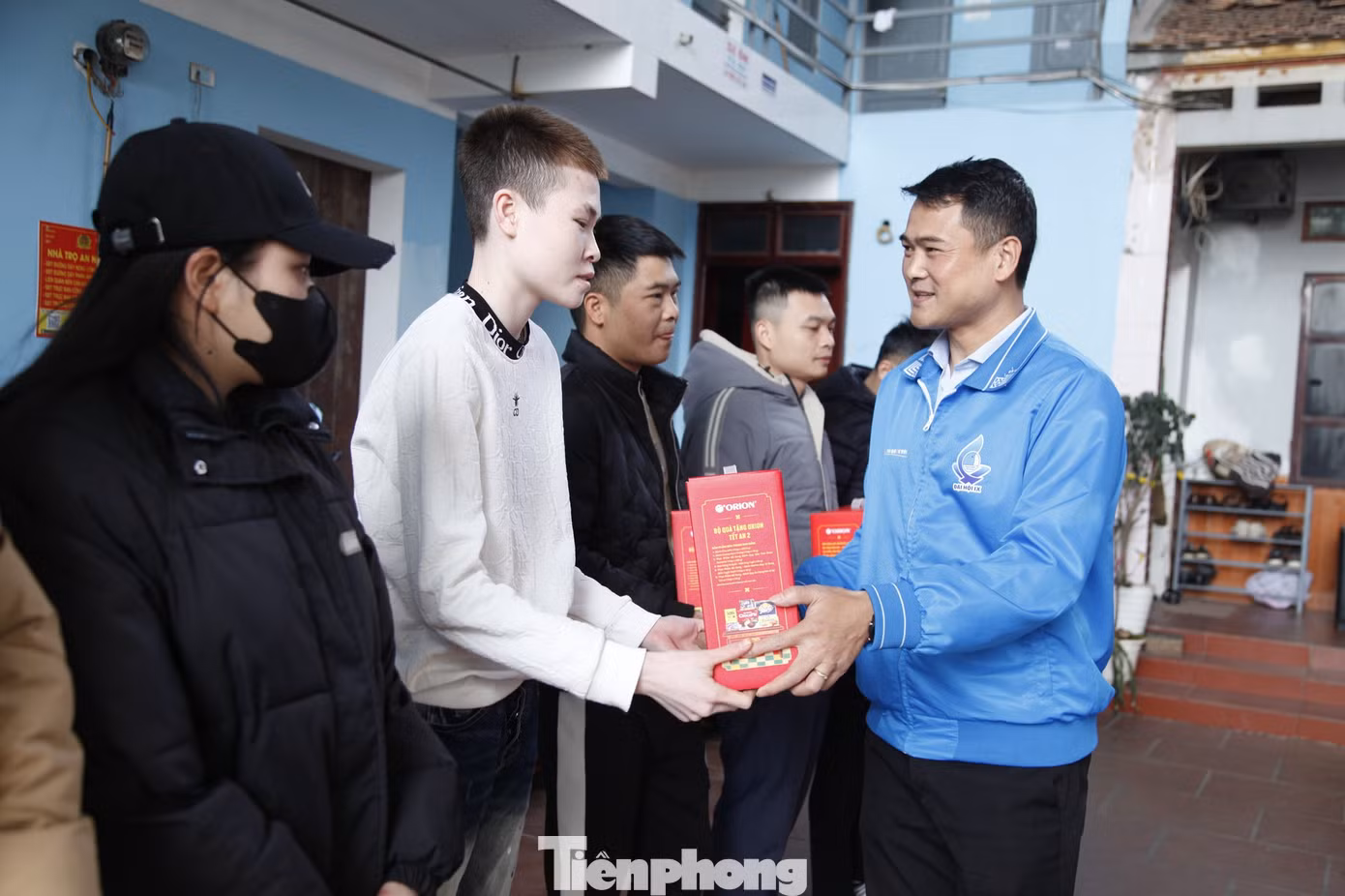 Anh Hoàng Văn Quân – Phó Chủ tịch Hội LHTN tỉnh Bắc Giang trao quà Tết tặng công nhân xa quê ở lại Bắc Giang ăn Tết. Ảnh: Nguyễn Thắng Anh Hoàng Văn Quân – Phó Chủ tịch Hội LHTN tỉnh Bắc Giang trao quà Tết tặng công nhân xa quê ở lại Bắc Giang ăn Tết. Ảnh: Nguyễn Thắng