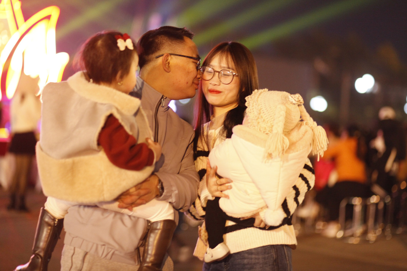 Cặp vợ chồng và 2 con ở thành phố Bắc Giang đến Quảng trường 3/2 đón giao thừa. Ảnh: Nguyễn Thắng Cặp vợ chồng và 2 con ở thành phố Bắc Giang đến Quảng trường 3/2 đón giao thừa. Ảnh: Nguyễn Thắng