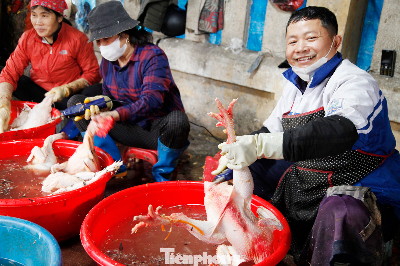 Anh Nguyễn Huy Hợp đang thịt gà thuê cho khách ngày 30 Tết. Ảnh: Nguyễn Thắng Anh Nguyễn Huy Hợp đang thịt gà thuê cho khách ngày 30 Tết. Ảnh: Nguyễn Thắng