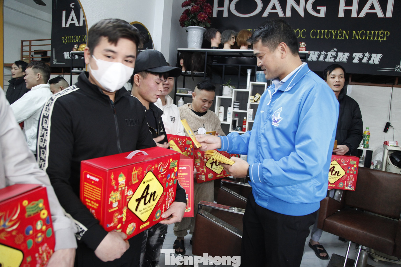 Công nhân xa quê nhận lì xì Tết từ Hội LHTN tỉnh Bắc Giang. Ảnh: Nguyễn Thắng Công nhân xa quê nhận lì xì Tết từ Hội LHTN tỉnh Bắc Giang. Ảnh: Nguyễn Thắng