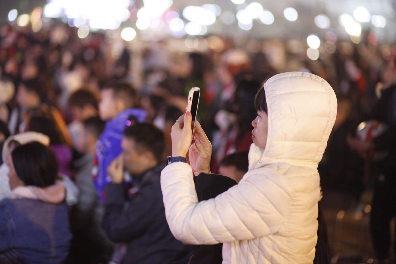 Hàng nghìn người dân tỉnh Bắc Giang đến Quảng trường 3/2 đón năm mới. Ảnh: Nguyễn Thắng Hàng nghìn người dân tỉnh Bắc Giang đến Quảng trường 3/2 đón năm mới. Ảnh: Nguyễn Thắng